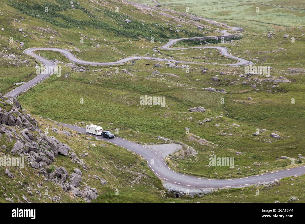 Healy Pass, Cork, Irlanda. 31 luglio 2021. I turisti salgono sulla ripida pendenza della strada a serpentina con la loro carovana mentre si dirigono sul Passo Healy a West Cork, Irlanda. - immagine; credito: David Creedon/Alamy Live News Foto Stock