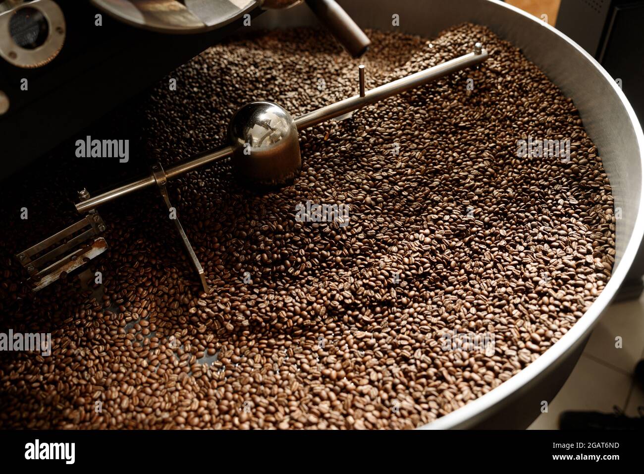 Lavorazione del caffè. Torrefazione, tostatura e fagioli freschi Foto Stock