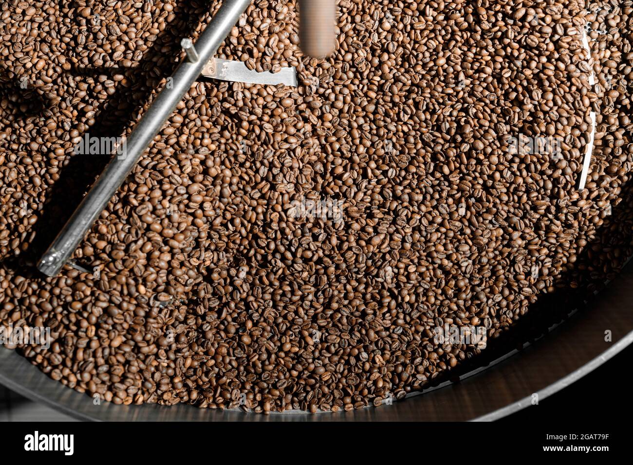 Lavorazione del caffè. Torrefazione, tostatura e fagioli freschi Foto Stock