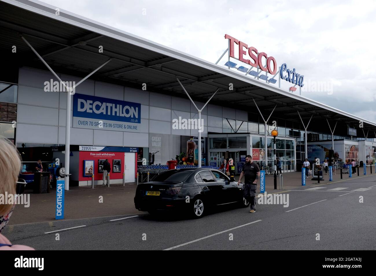 tesco supermercato extra e negozio combinato di decathlon sport superstore a westwood cross east kent uk luglio 2021 Foto Stock