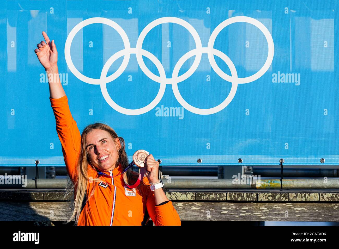 TOKYO, GIAPPONE - 1 AGOSTO: Marit Bouwmeester dei Paesi Bassi si pone per una foto mentre celebra la sua medaglia di bronzo durante la cerimonia di Medaglia della vela durante i Giochi Olimpici di Tokyo 2020 al Sagami il 1 agosto 2021 a Tokyo, Giappone (Foto di Ronald Hoogendoorn/Orange Pictures) NOCNSF Foto Stock