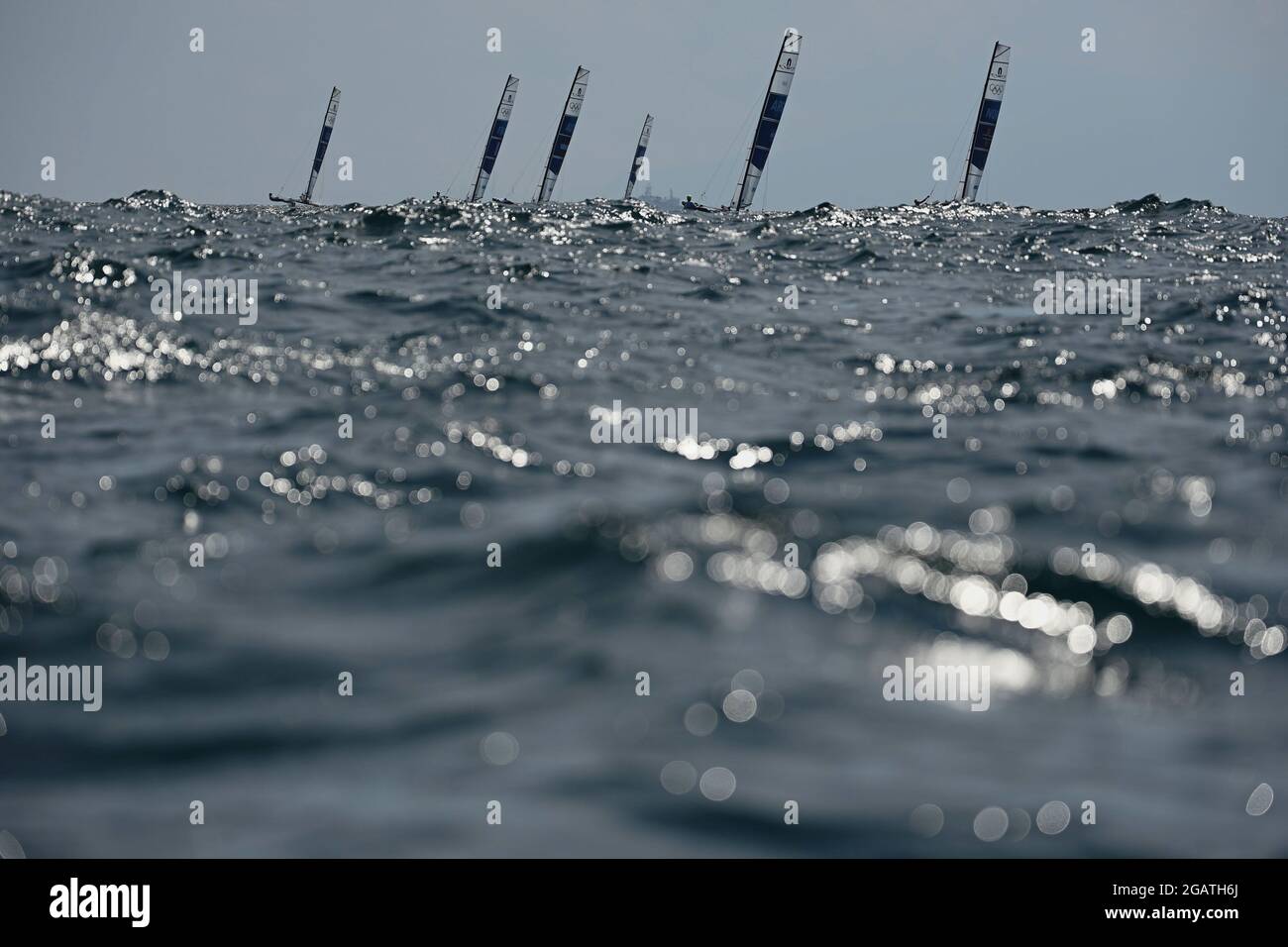 Kanagawa, Giappone. 1 agosto 2021. I marinai si sfidano durante la gara di velatura mista a scafo multiplo della nacra 17 ai Giochi Olimpici di Tokyo 2020 a Kanagawa, Giappone, 1 agosto 2021. Credit: Huang Zongzhi/Xinhua/Alamy Live News Foto Stock