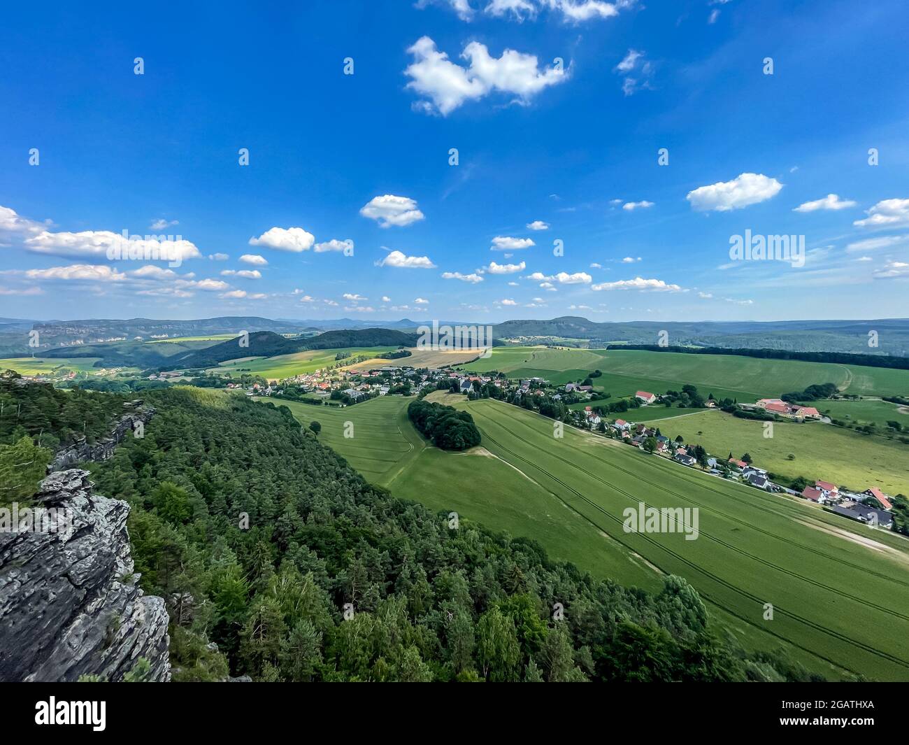 Panorama Elbe montagne di arenaria in estate Foto Stock