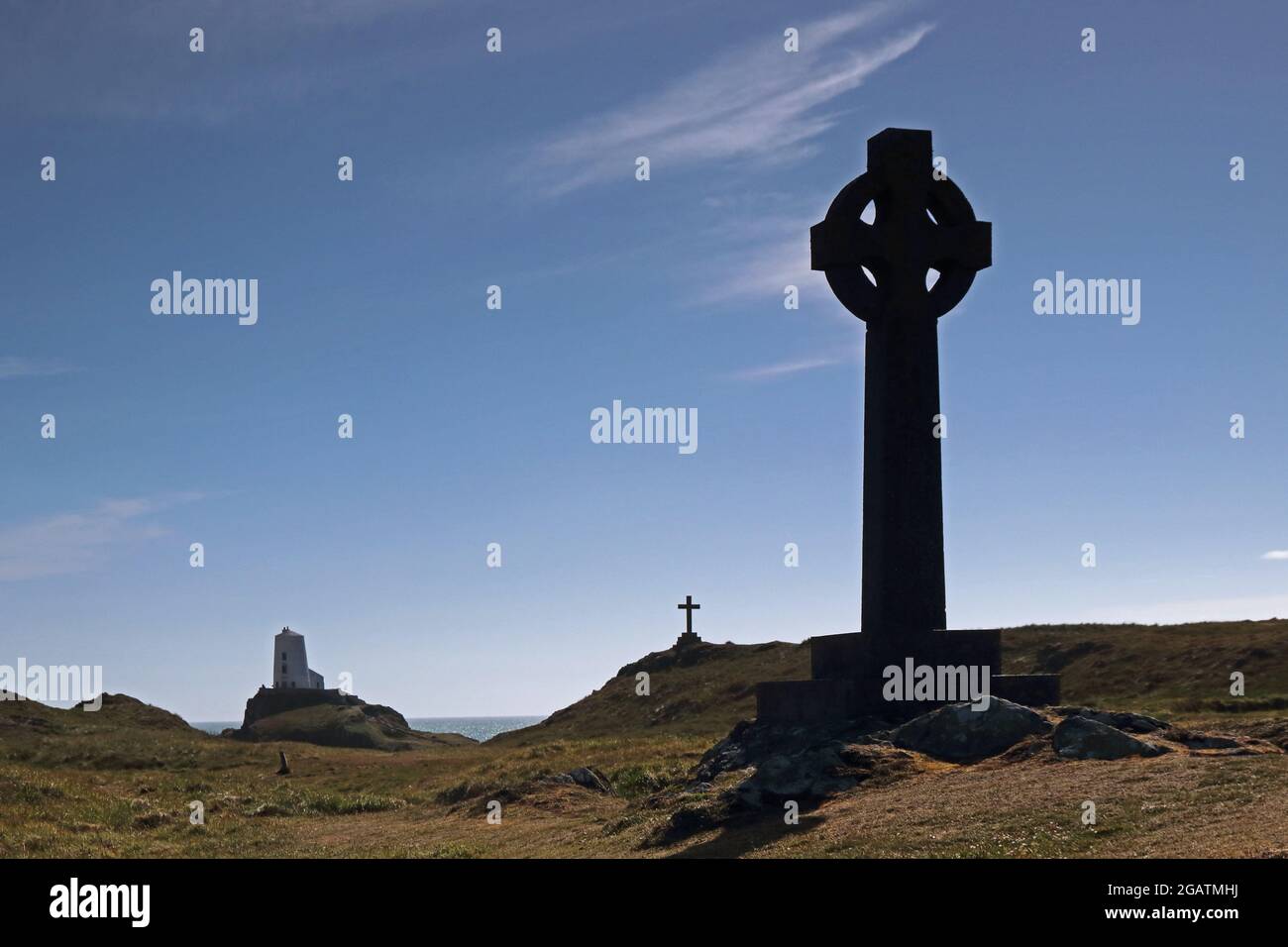 Croce di pietra, croce celtica e faro di Twr Mawr, isola di Llanddwyn, Anglesey Foto Stock