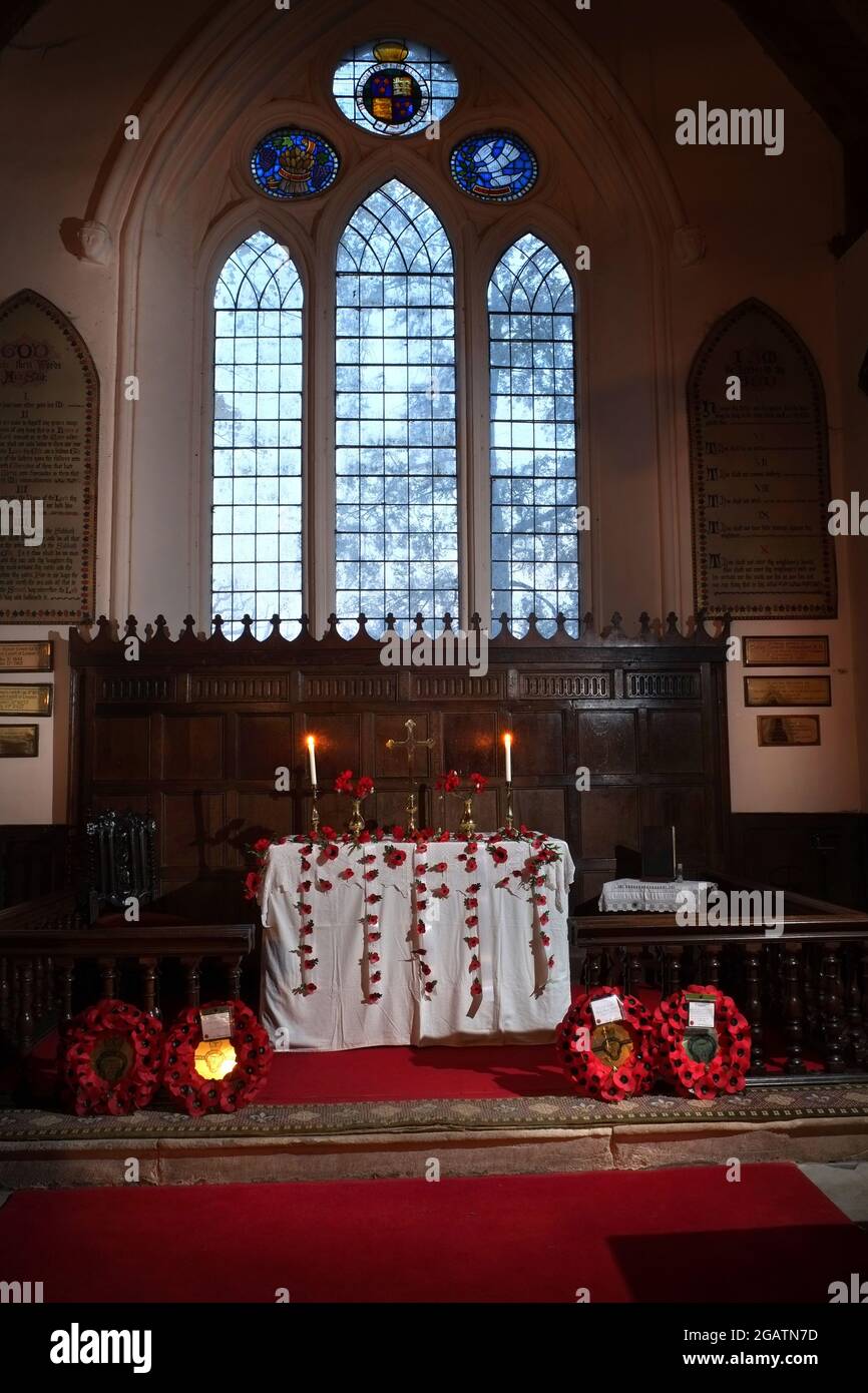 Altare della Chiesa di Santa Maria nel villaggio di Longnor, Shropshire, Inghilterra, Regno Unito. L'altare è decorato con papaveri rossi per un giorno di ricordo Foto Stock