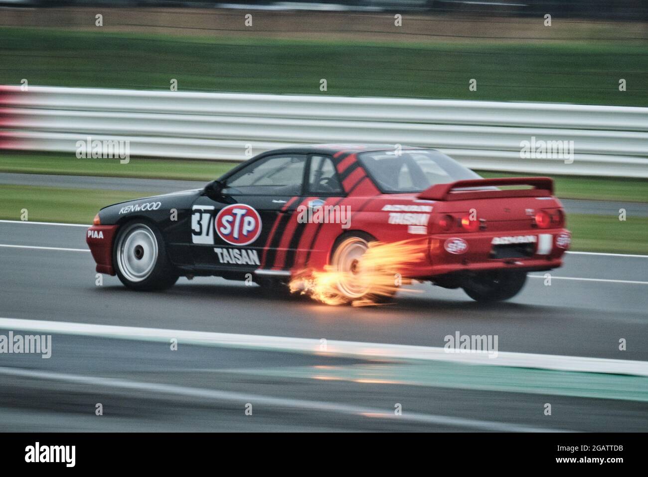 Towcester, Northamptonshire, Regno Unito. 1 agosto 2021. Il pilota di corse Simon Garrad (GB) e Nissan Skyline R32 guidano durante il Trofeo Adrian Flux per la storica sfida di MRL Touring Car durante il Festival delle corse automobilistiche classiche sul circuito di Silverstone ( Credit: Gergo Toth/Alamy Live News Foto Stock