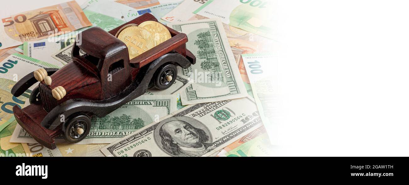 macchina in legno con bitcoin su euro e dollari texture sfondo panorama Foto Stock