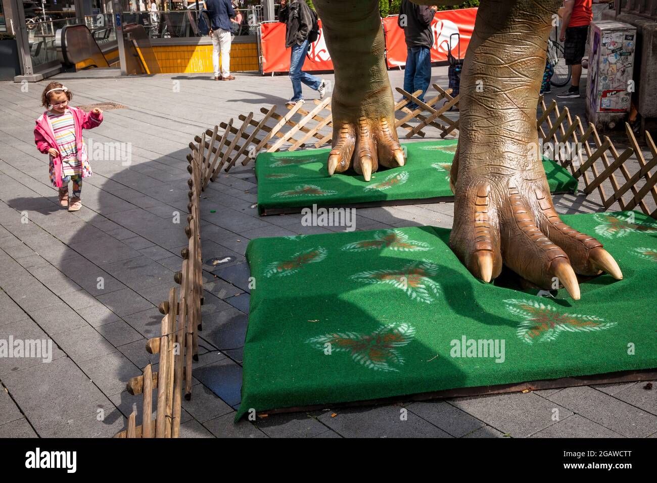 Modelli di dinosauri a grandezza naturale esposti in varie località nel centro della città di Bochum, qui: Feets di un tirannosauro, Nord Reno-Westfalia, tedesco Foto Stock