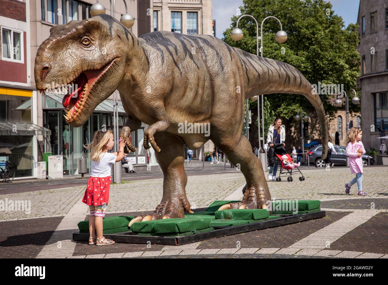 Modelli di dinosauri a grandezza naturale esposti in varie località del centro di Bochum, qui: Tyrannosaurus, Nord Reno-Westfalia, Germania. Lebensg Foto Stock