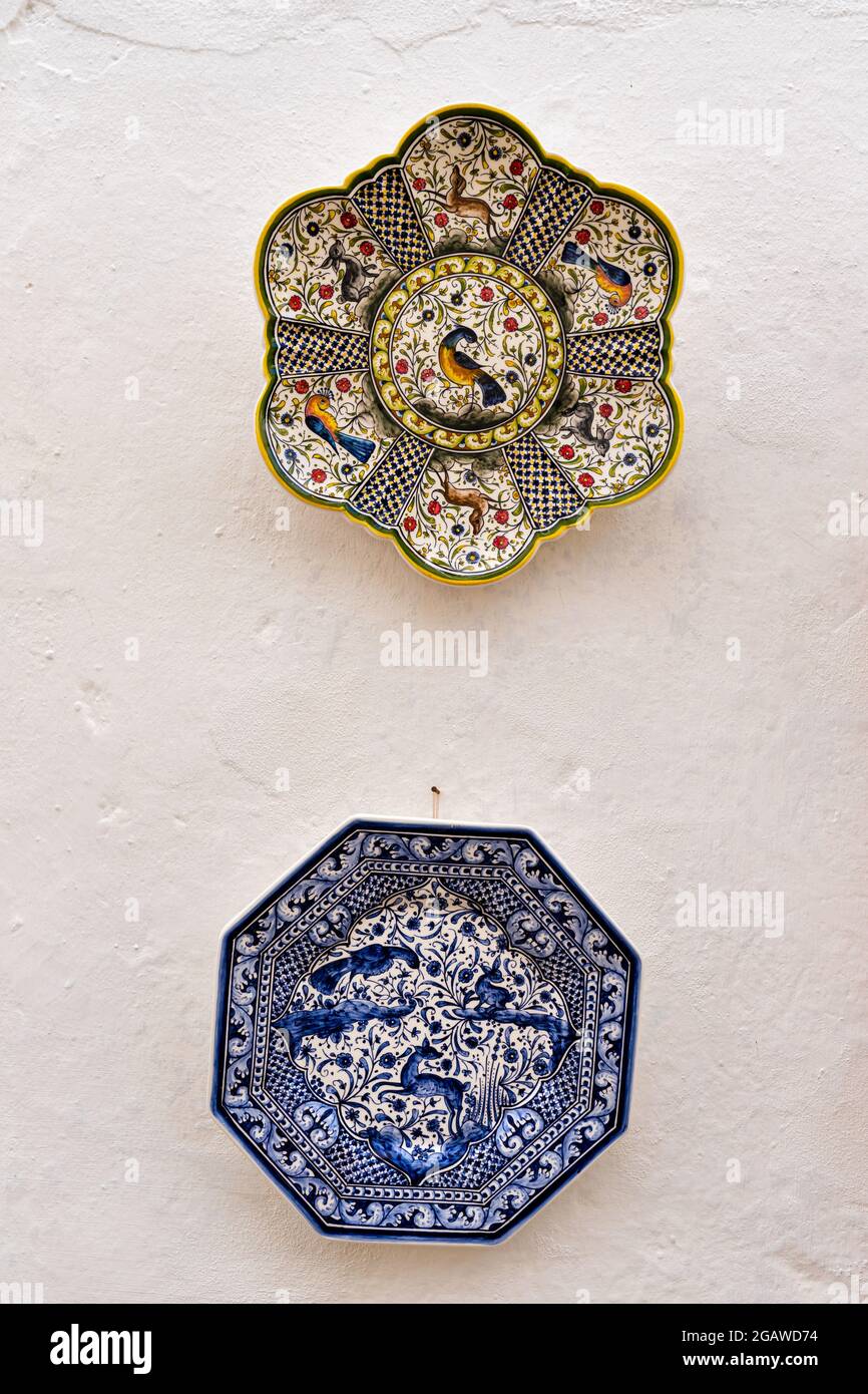 Obidos, Portogallo - 30 giugno 2021: Ceramiche tradizionali in vendita di fronte ad un negozio di articoli da regalo turistico locale Foto Stock