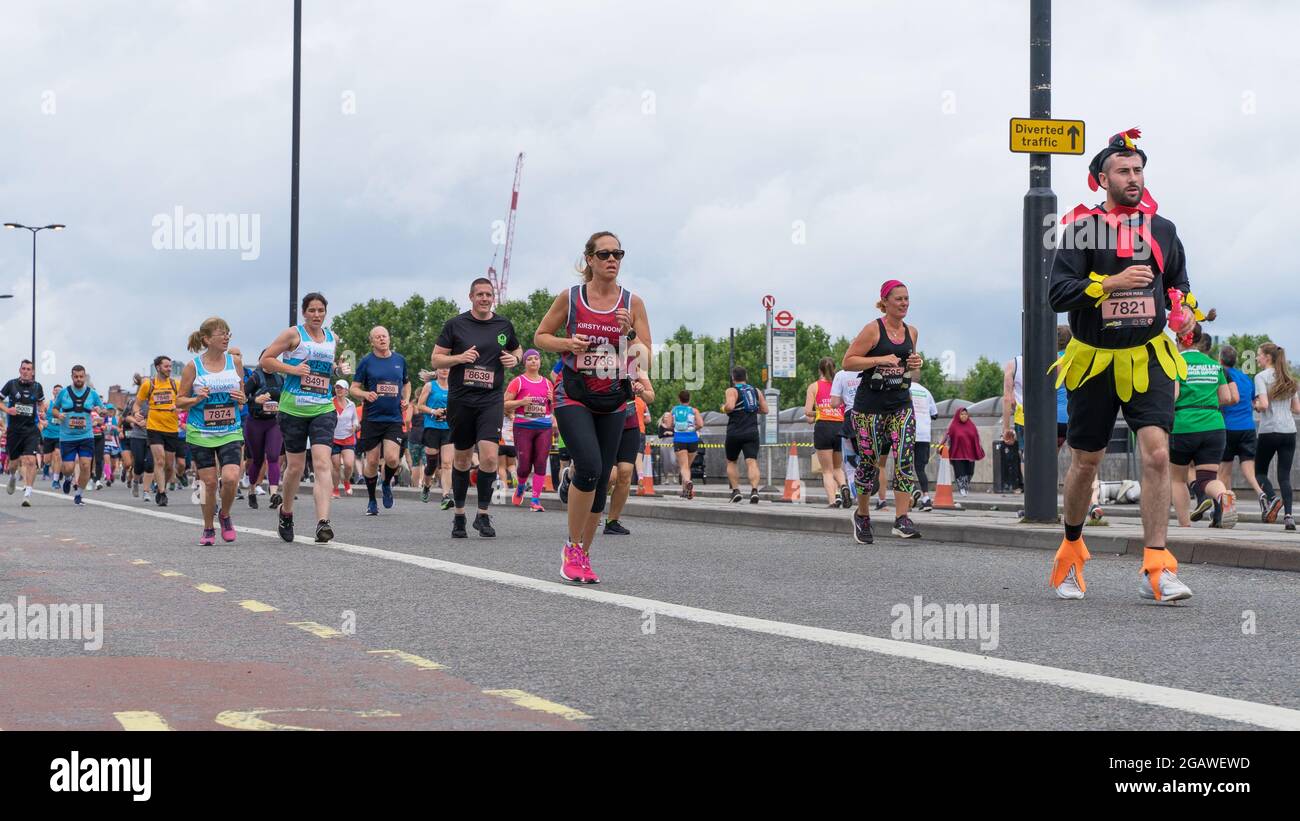 Le persone che fanno funzionare la mezza maratona dei monumenti di Londra per raccogliere soldi per la carità. Londra - 1 agosto 2021 Foto Stock