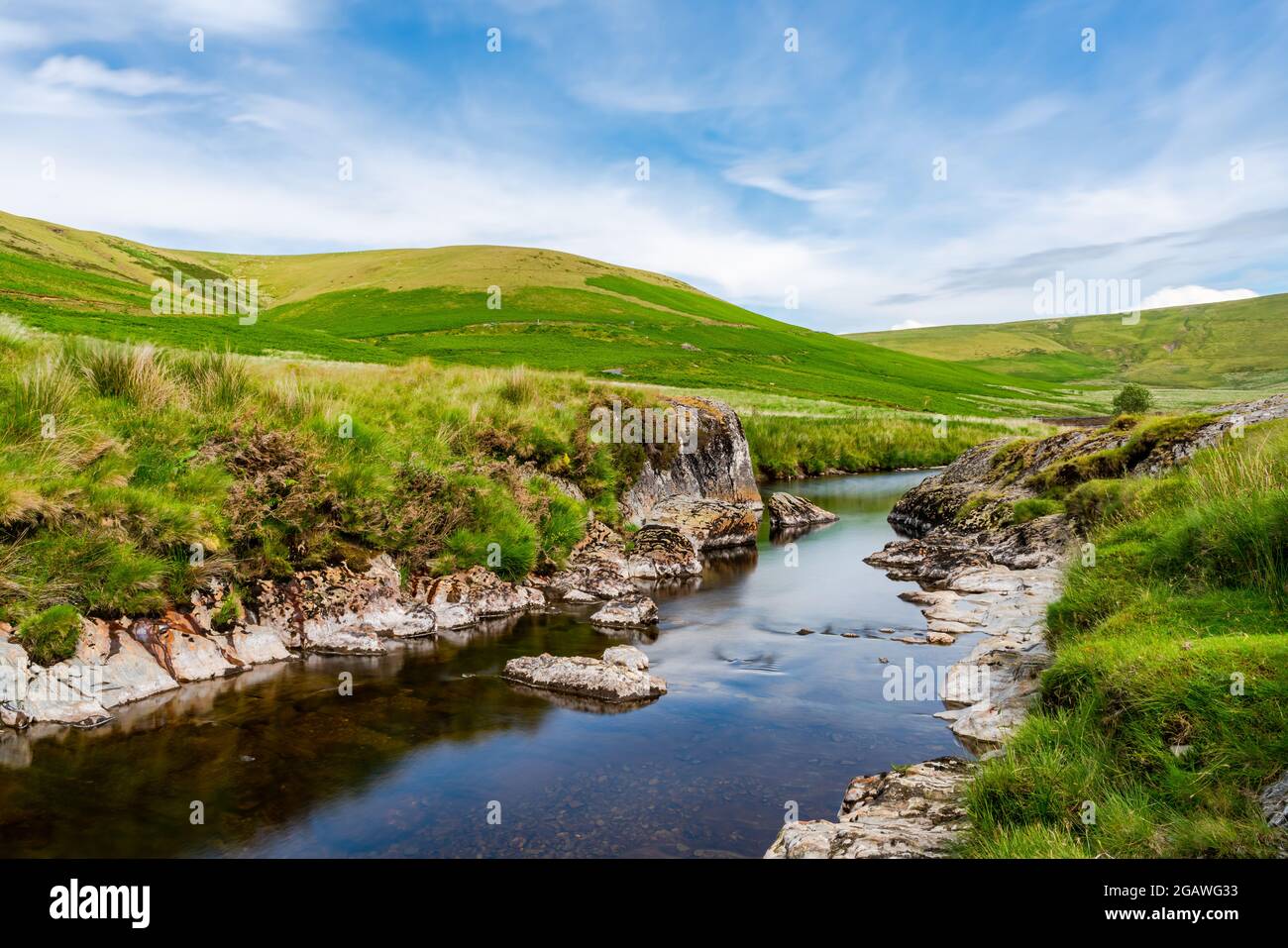 Vista sulla splendida campagna gallese con il fiume Afon Elan nella Elan Valley, Powys, Galles. Effetto di esposizione prolungata. Foto Stock