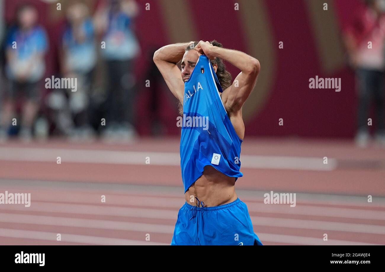 1 agosto 2021: Gianmarco tamberi festeggia la sua medaglia d'oro in alto salto alle Olimpiadi di Tokyo, stadio olimpico di Tokyo, Tokyo, Giappone}. Prezzo Kim/CSM Foto Stock