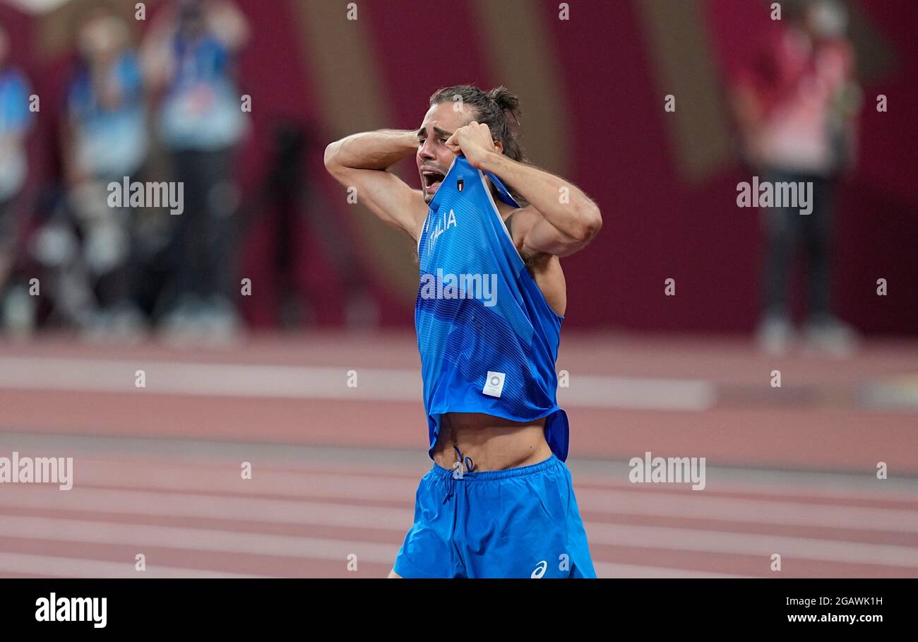 1 agosto 2021: Gianmarco tamberi festeggia la sua medaglia d'oro in alto salto alle Olimpiadi di Tokyo, stadio olimpico di Tokyo, Tokyo, Giappone}. Prezzo Kim/CSM Foto Stock