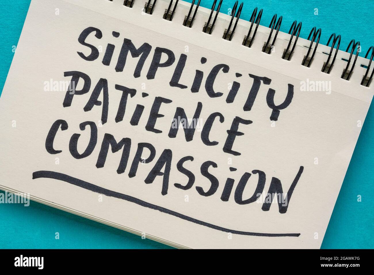 Semplicità, pazienza, compassione - tre parole da Buddha insegnamento - grafia in un notebook, concetto di saggezza spirituale Foto Stock