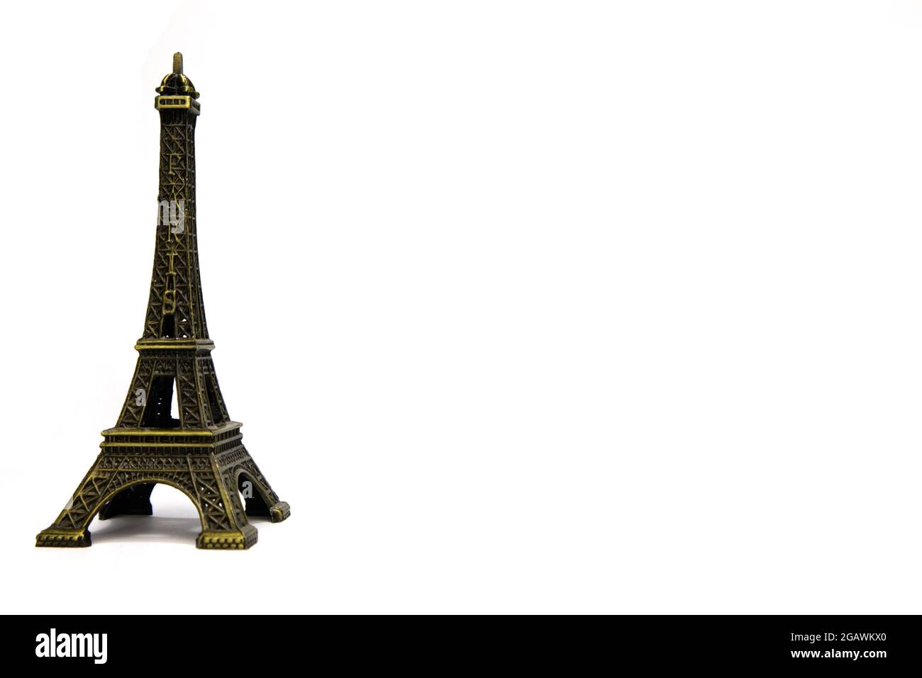 Figurina della torre Eiffel isolata su sfondo bianco. Souvenir da Parigi. Foto Stock