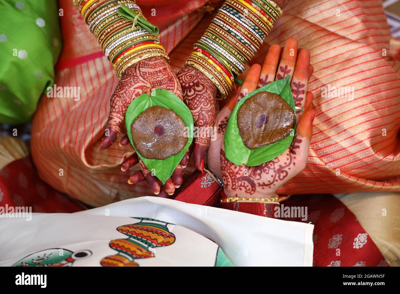 Matrimonio cosa importante jeera e foglia di betal Foto Stock