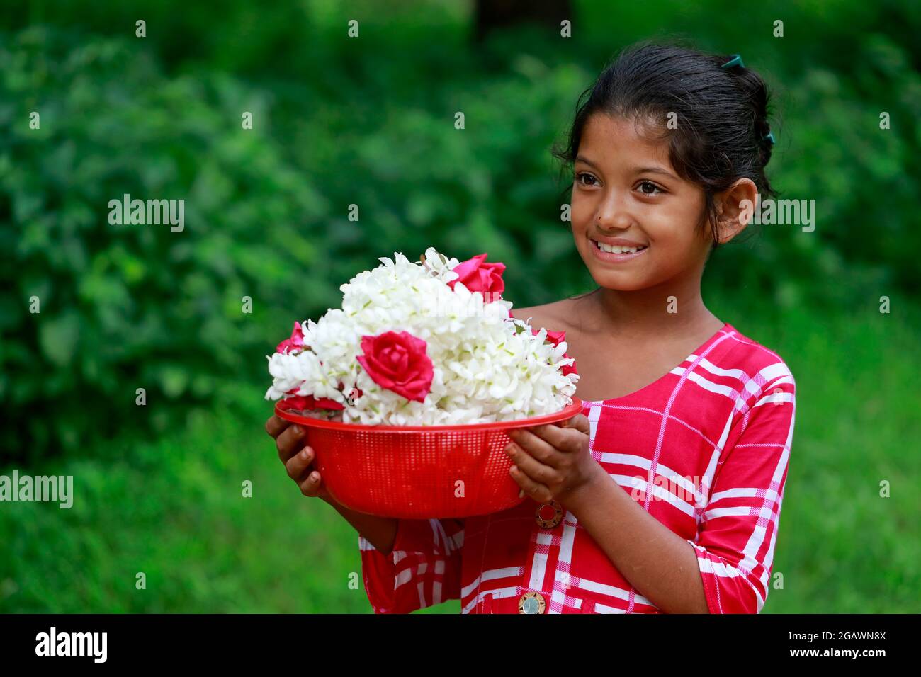 Dhaka, Bangladesh - 01 agosto 2021: Zinia ha 10 anni e aiuta la sua famiglia vendendo fiori nella zona di Suhrawardy Udyan e Dhaka University. Ma Foto Stock