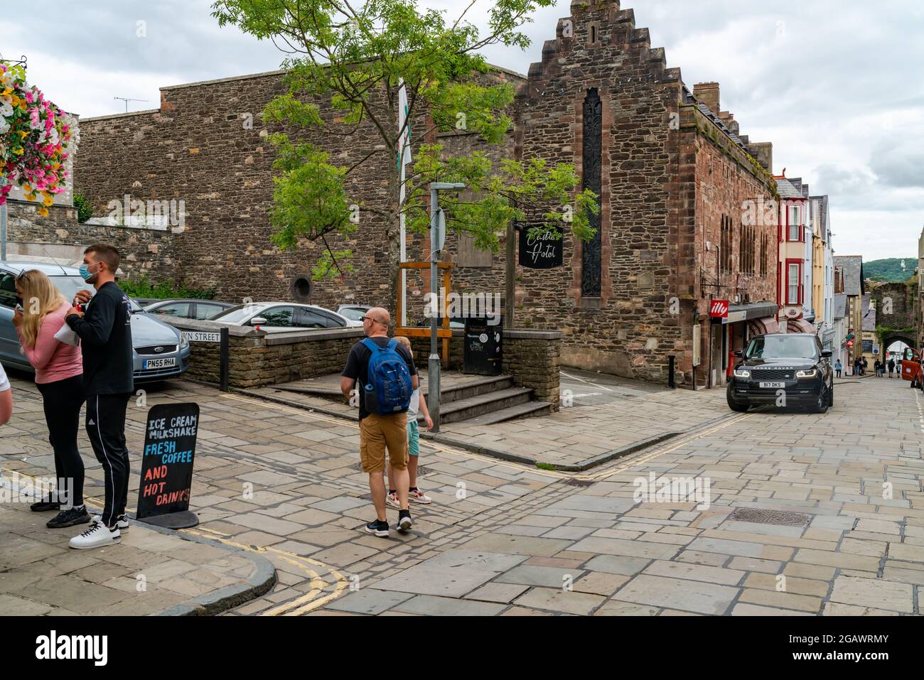 CONWY, GALLES - 04 LUGLIO 2021: Aziende su High Street a Conwy, una città di mercato costale e la comunità di Conwy County Borough Foto Stock