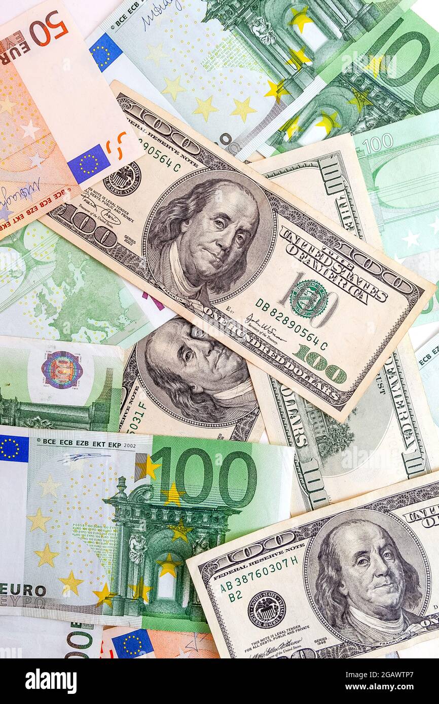 consistenza delle banconote in dollari e in euro Foto stock - Alamy
