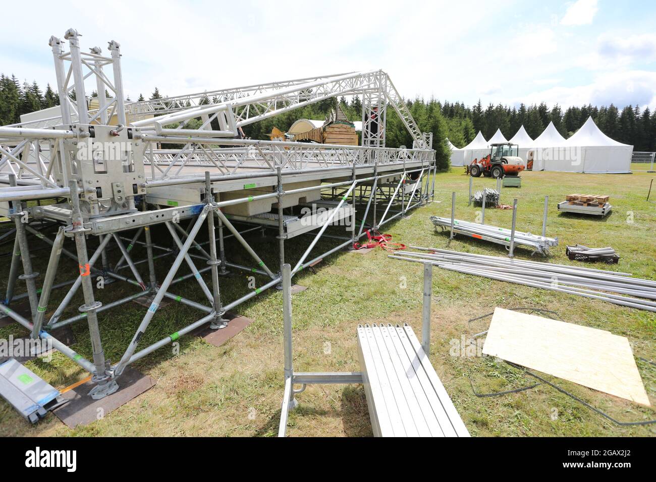 Elend, Germania. 01 agosto 2021. I tecnici del palcoscenico hanno allestito un palcoscenico su un prato durante i lavori di costruzione del festival "Rocken am Brocken", il più grande evento musicale dei monti Harz. Il festival "Rocken am Brocken" si terrà il 6 e 7 agosto, nonostante la pandemia della corona. Invece di 5,000 e 8,000 visitatori, quest'anno saranno ammessi solo 2,000 visitatori sul prato del festival a causa della pandemia della corona. Credit: Fahren/dpa-Zentralbild/ZB/dpa/Alamy Live News Foto Stock