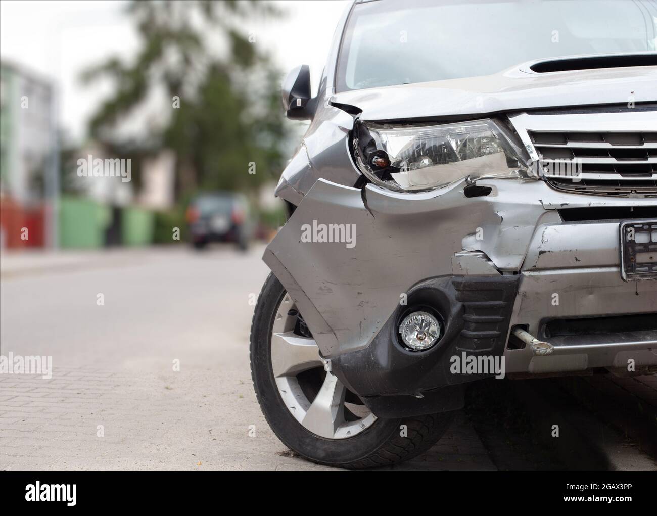 Vettura danneggiata dopo un incidente. Veicolo danneggiato. Foto Stock