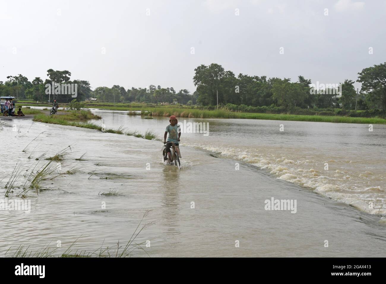 Bengala Occidentale / India - 01.08.2021: Terreno agricolo in diverse aree del distretto di Purba Bardhaman è stato sommerso dalle piogge e dalle acque di Banka rivulet. Foto Stock