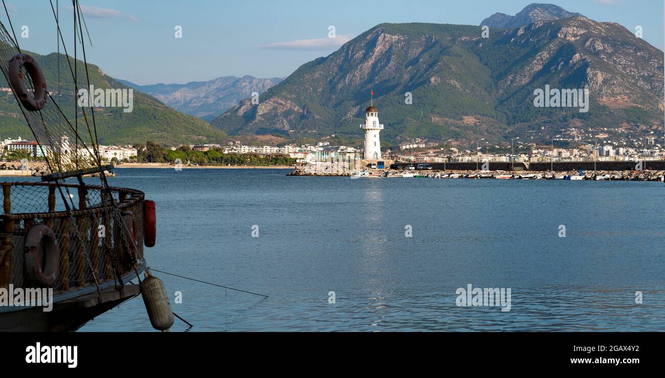 Turchia, Alanya - 9 novembre 2020: La costa di Alanya. Il vecchio faro nel porto di Alanya. Vista dal mare. Foto Stock