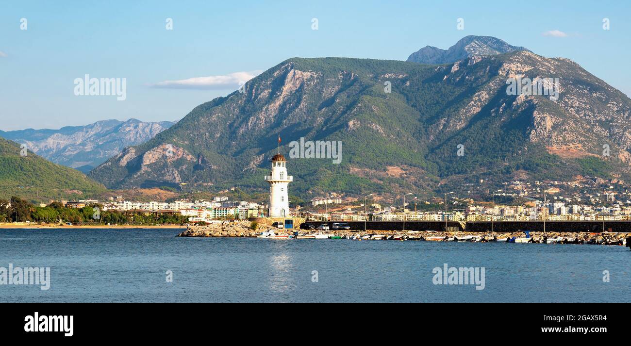 Turchia, Alanya - 9 novembre 2020: Il vecchio faro nel porto di Alanya sullo sfondo di belle montagne. Vista dal mare. Foto Stock