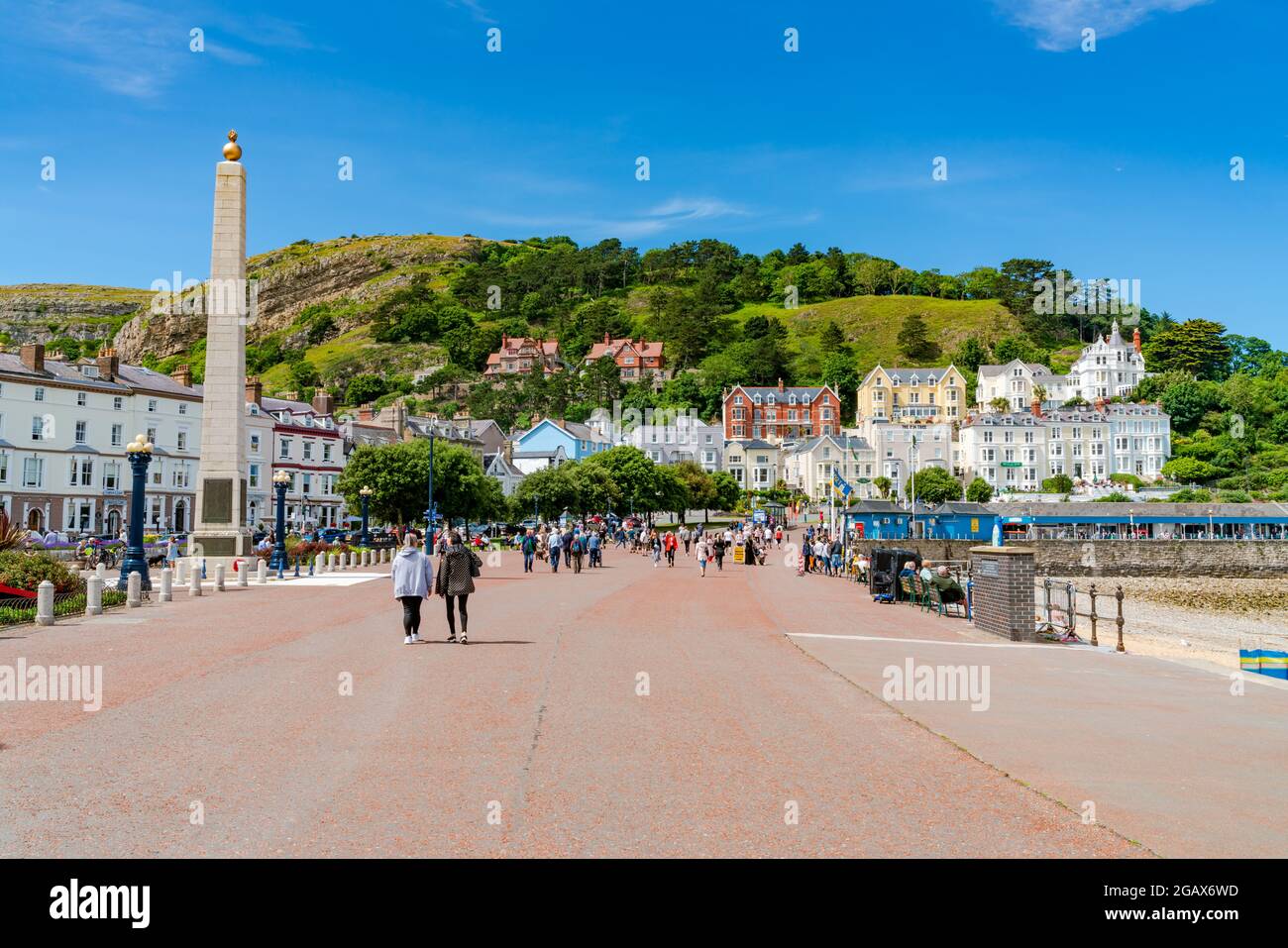 LLANDUDNO, GALLES - 05 LUGLIO 2021: Llandudno è la più grande località balneare del Galles, conosciuta per North Shore Beach e il molo di Llandudno del XIX secolo. Foto Stock