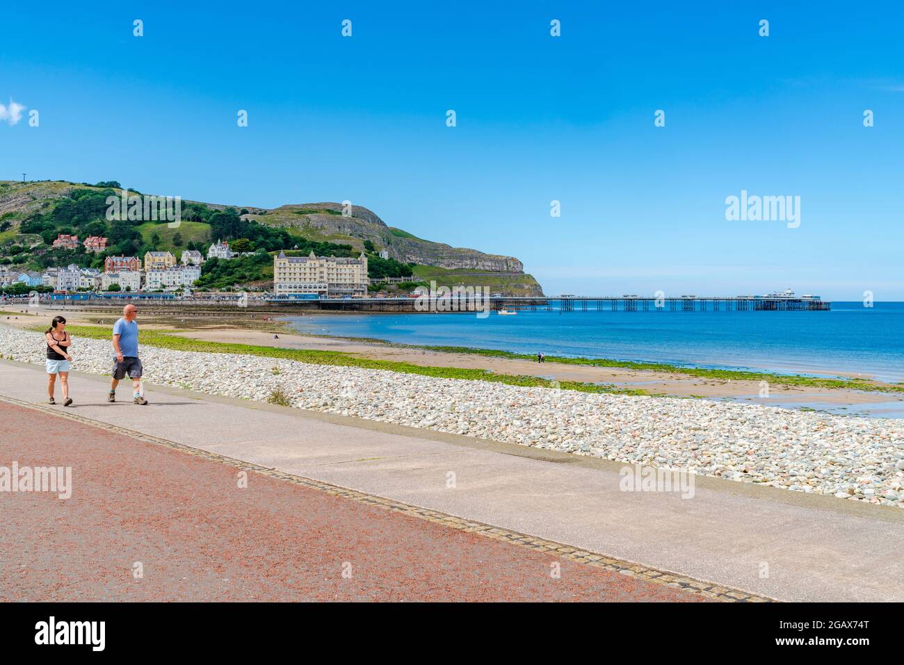 LLANDUDNO, GALLES - 05 LUGLIO 2021: Llandudno è la più grande località balneare del Galles, conosciuta per North Shore Beach e il molo di Llandudno del XIX secolo. Foto Stock