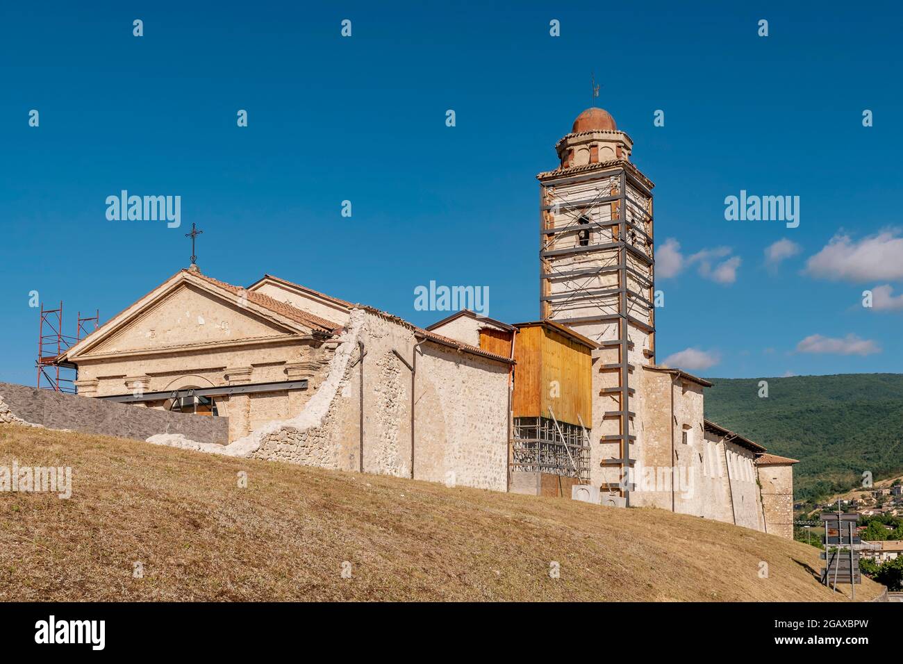 L'antica Chiesa di Sant'Antonio Abate, gravemente danneggiata dal terremoto del 2016, Norcia, Italia Foto Stock