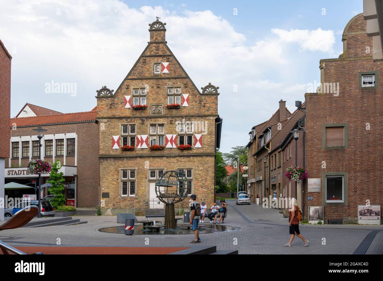 Germania, Unna District, Werne, Steinhaus, beherbergt heute die Stadtbücherei, davor der Moormann-Brunnen Foto Stock