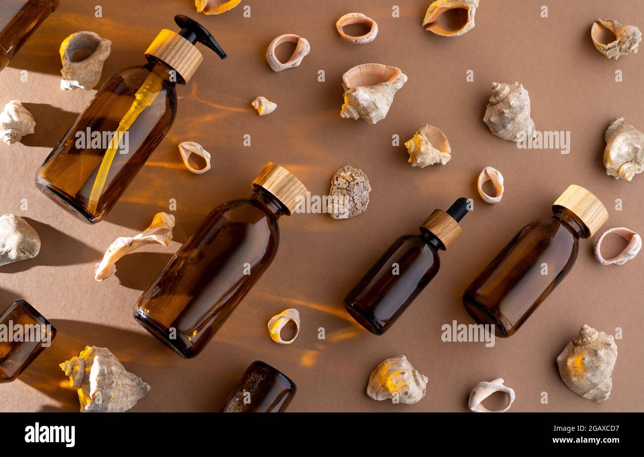 Bottiglie eco-compatibili per cosmetici. Flacone in vetro con coperchio in legno con dispenser e pipetta. Bellezza e cura della pelle. Confezione del marchio, posto per Foto Stock