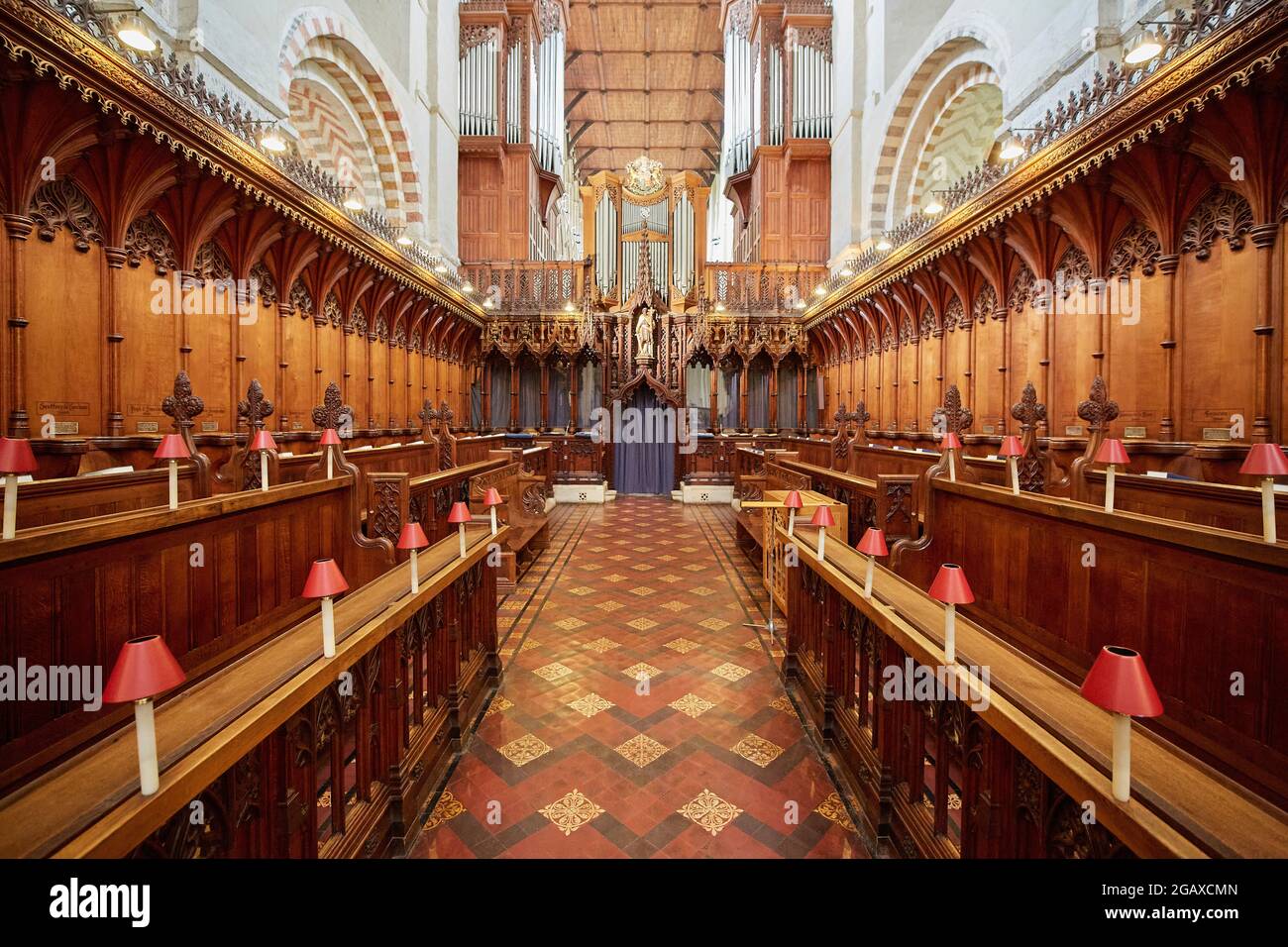Le bancarelle di coro di querce finemente intagliate della Cattedrale di St Albans sono state create dopo che la chiesa abbaziale divenne una cattedrale nel 1877. Foto Stock