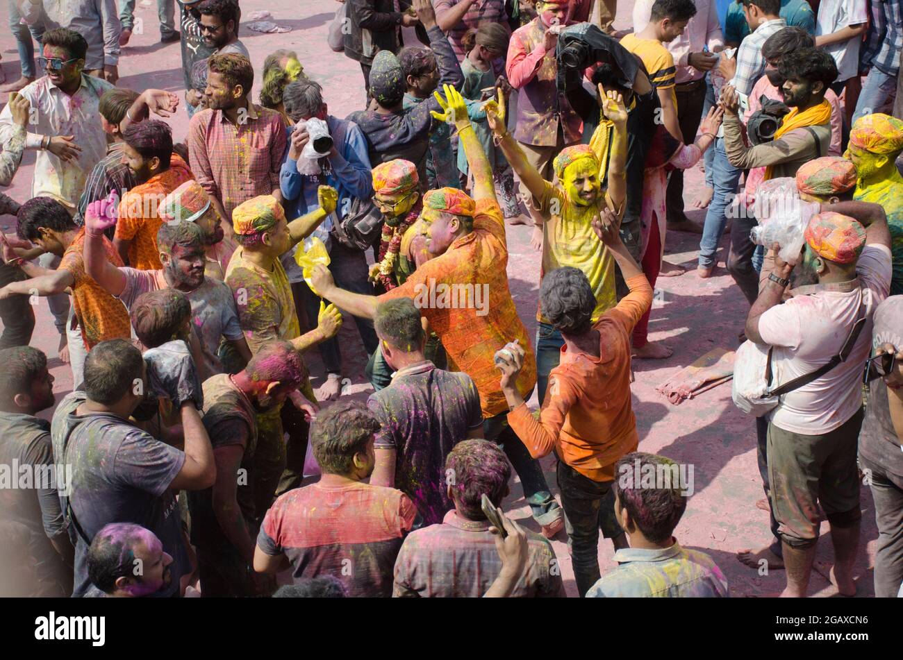I pellegrini ballano con i ritmi del tamburo in festa con il festival Holi. Foto Stock