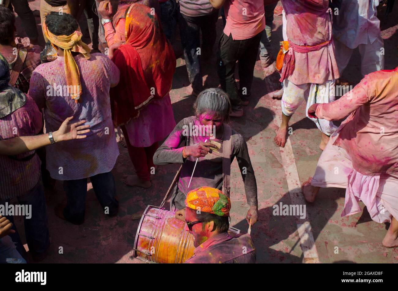 I pellegrini ballano con i ritmi del tamburo in festa con il festival Holi. Foto Stock
