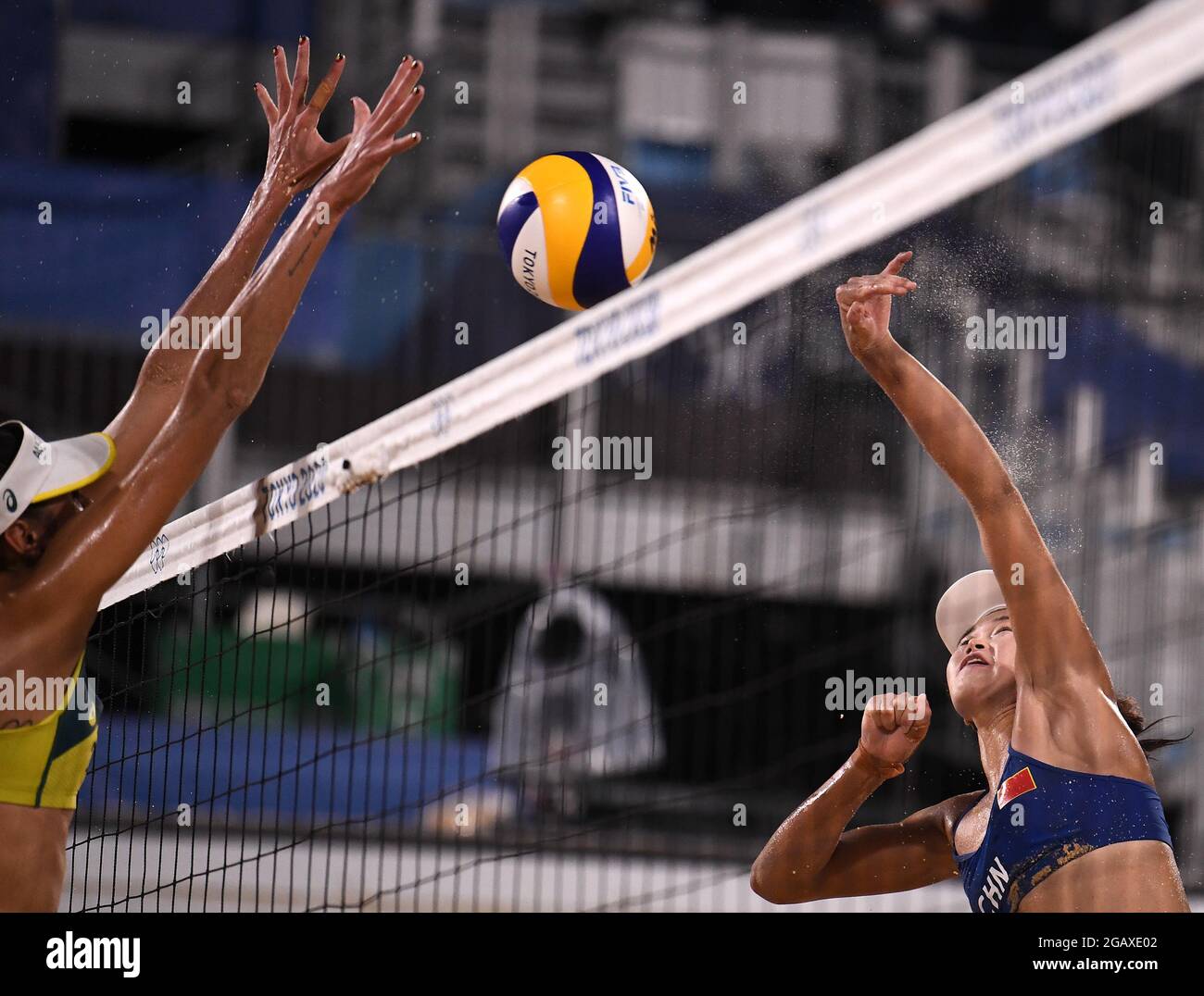 (210801) -- TOKYO, 1 agosto 2021 (Xinhua) -- Wang Xinxin (R) della Cina spike la palla durante il round di Beach volley femminile del 16 tra Xue Chen/Wang Xinxin della Cina e Mariafe Artaco del Solar/Taliqua Clancy dell'Australia ai Giochi Olimpici di Tokyo 2020, Giappone, 1 agosto 2021. (Xinhua/li He) Foto Stock