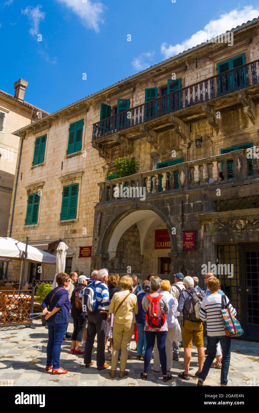 Gruppo turistico, Trg Sv Triuna, Stari grad, centro storico, Kotor, Montenegro Foto Stock