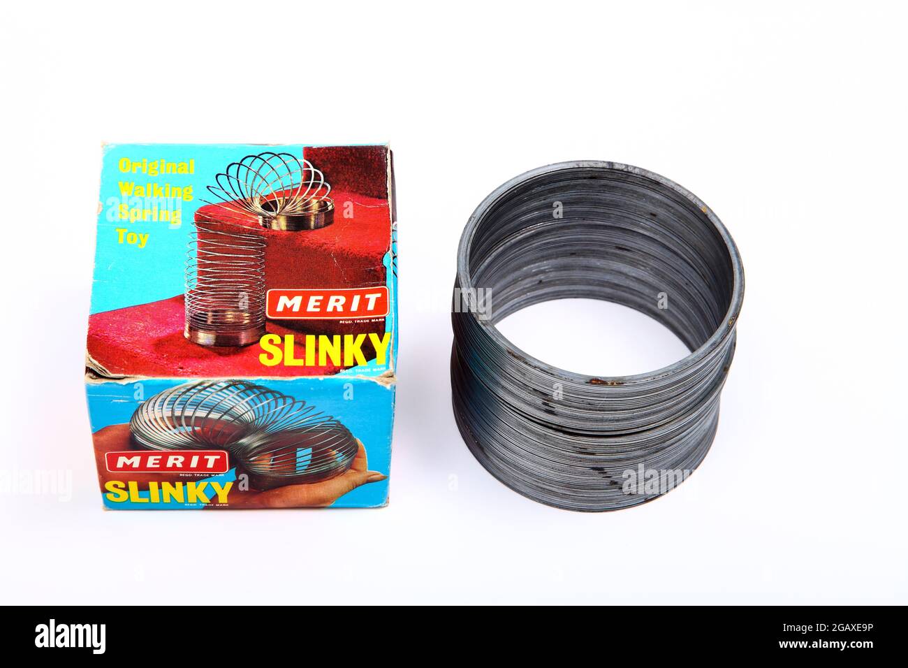 Merit Slinky giocattolo d'infanzia d'epoca isolato su sfondo bianco Foto Stock