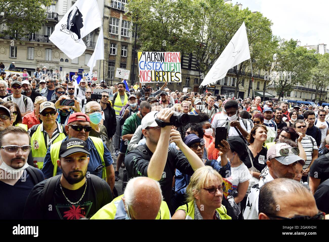 Protesta nazionale contro il passaporto sanitario COVID-19 a Parigi - Francia - 31 luglio 2021 Foto Stock