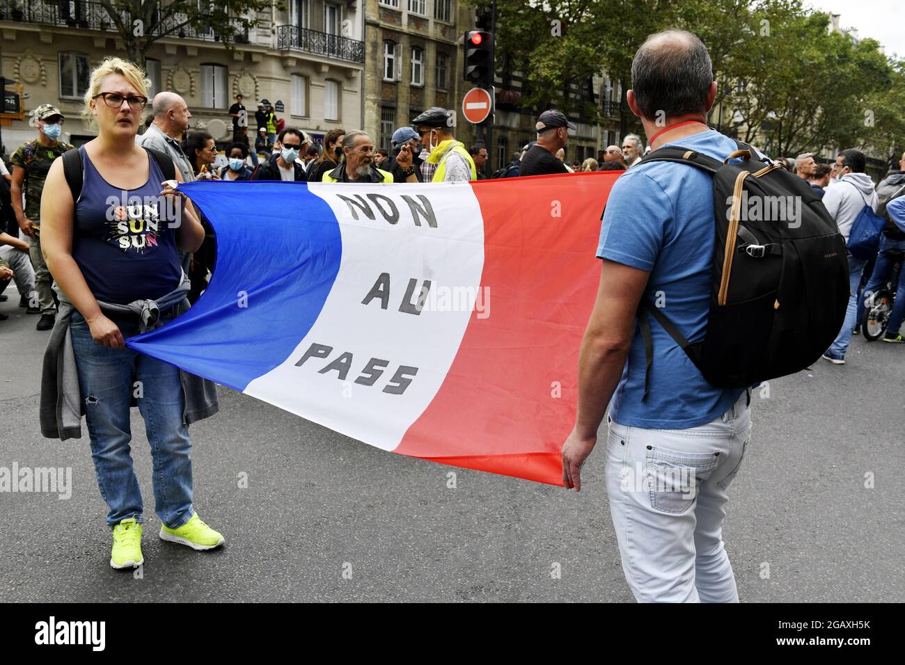 Protesta nazionale contro il passaporto sanitario COVID-19 a Parigi - Francia - 31 luglio 2021 Foto Stock