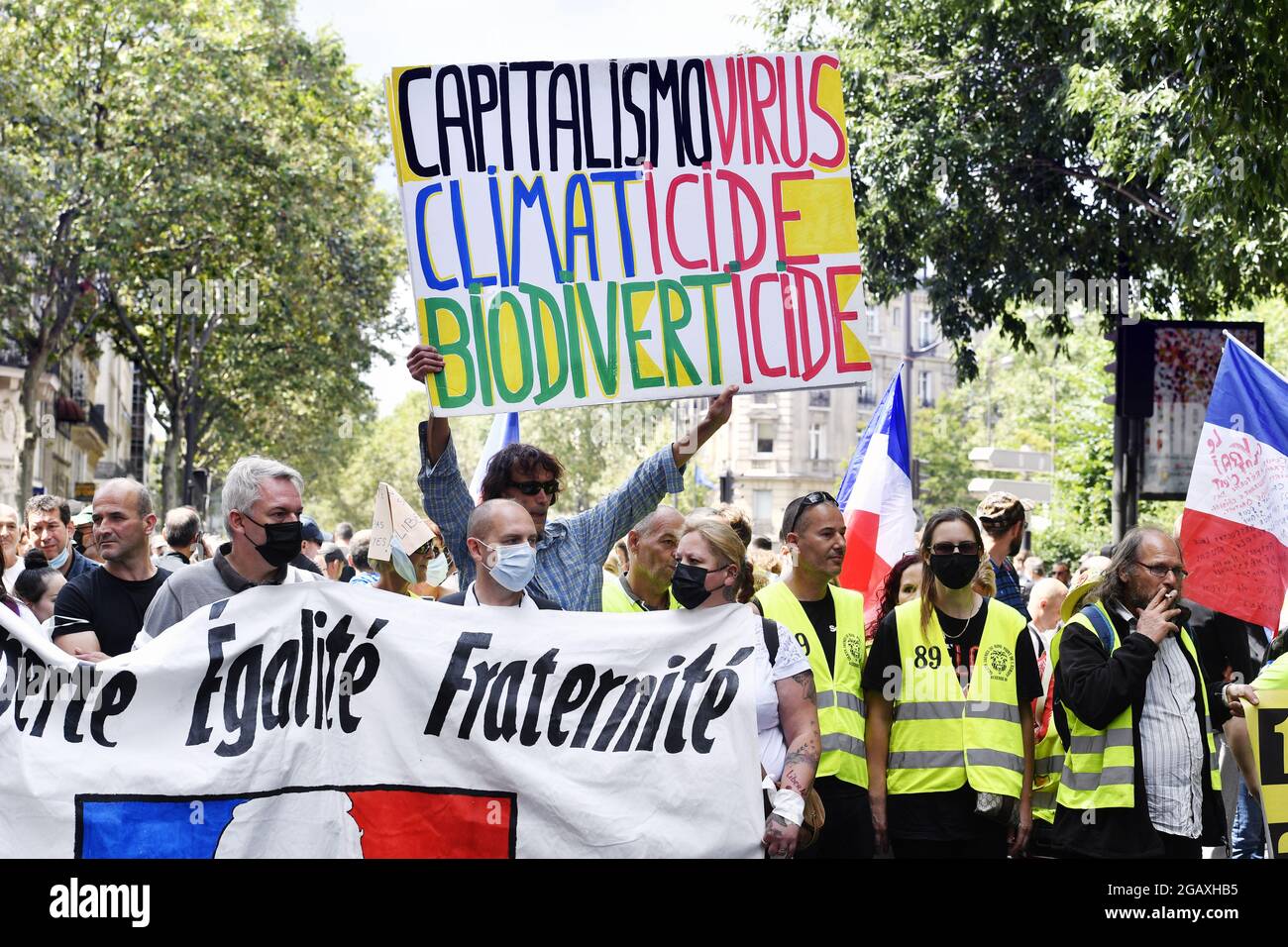 Protesta nazionale contro il passaporto sanitario COVID-19 a Parigi - Francia - 31 luglio 2021 Foto Stock