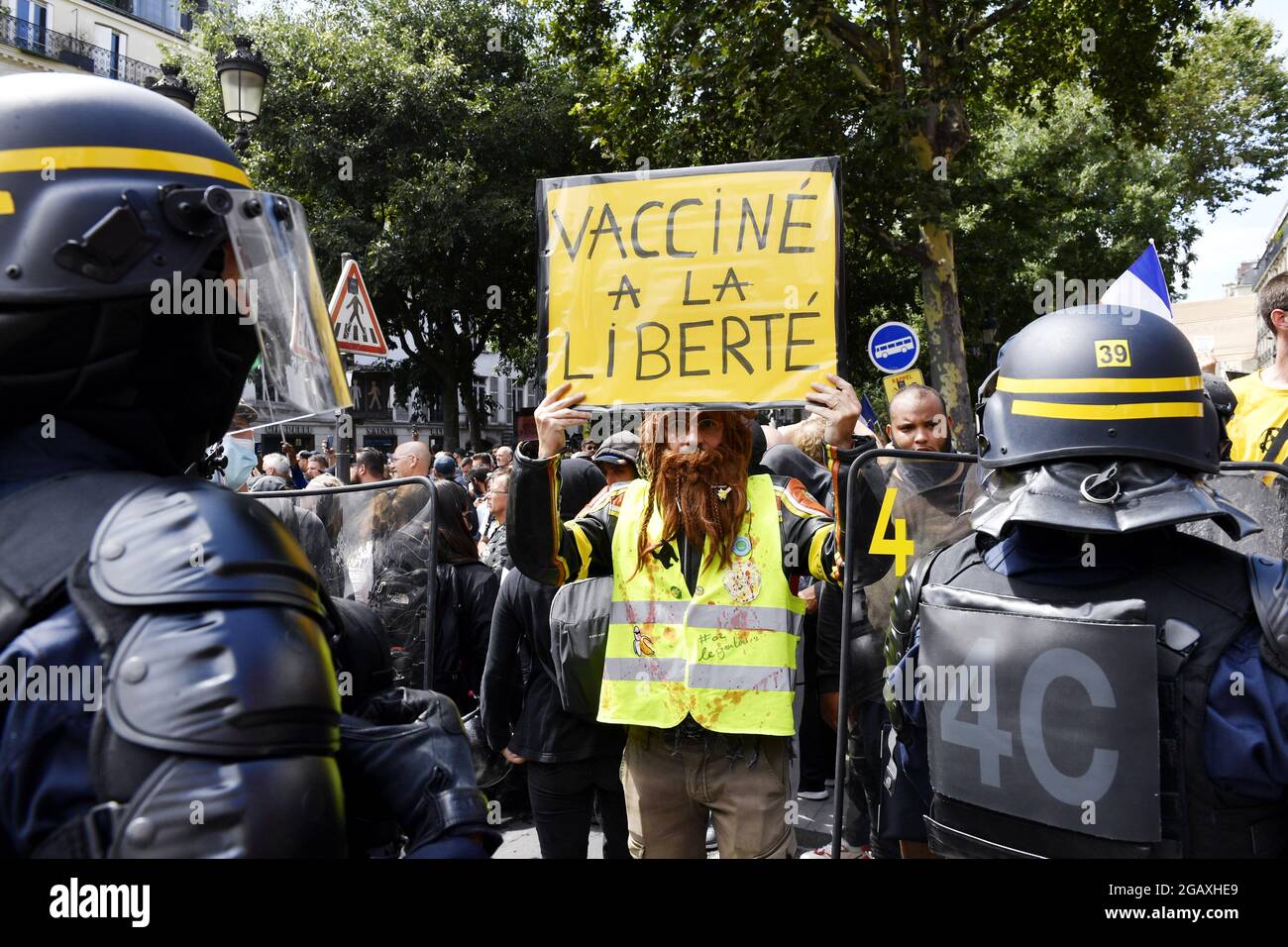 Protesta nazionale contro il passaporto sanitario COVID-19 a Parigi - Francia - 31 luglio 2021 Foto Stock