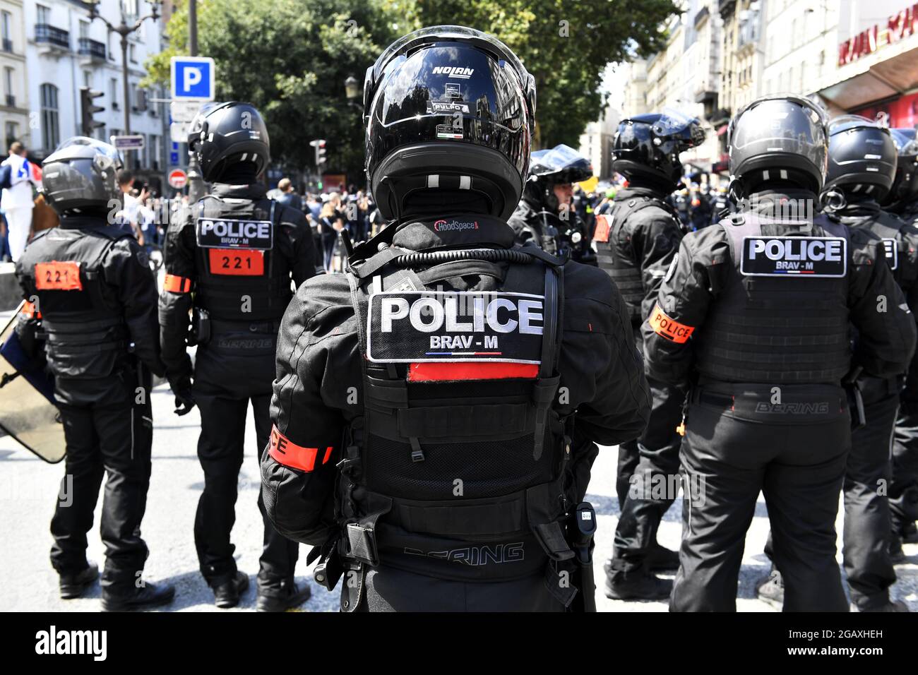 Polizia di Brov M per protesta nazionale contro il passaporto sanitario COVID-19 a Parigi - Francia - 31 luglio 2021 Foto Stock
