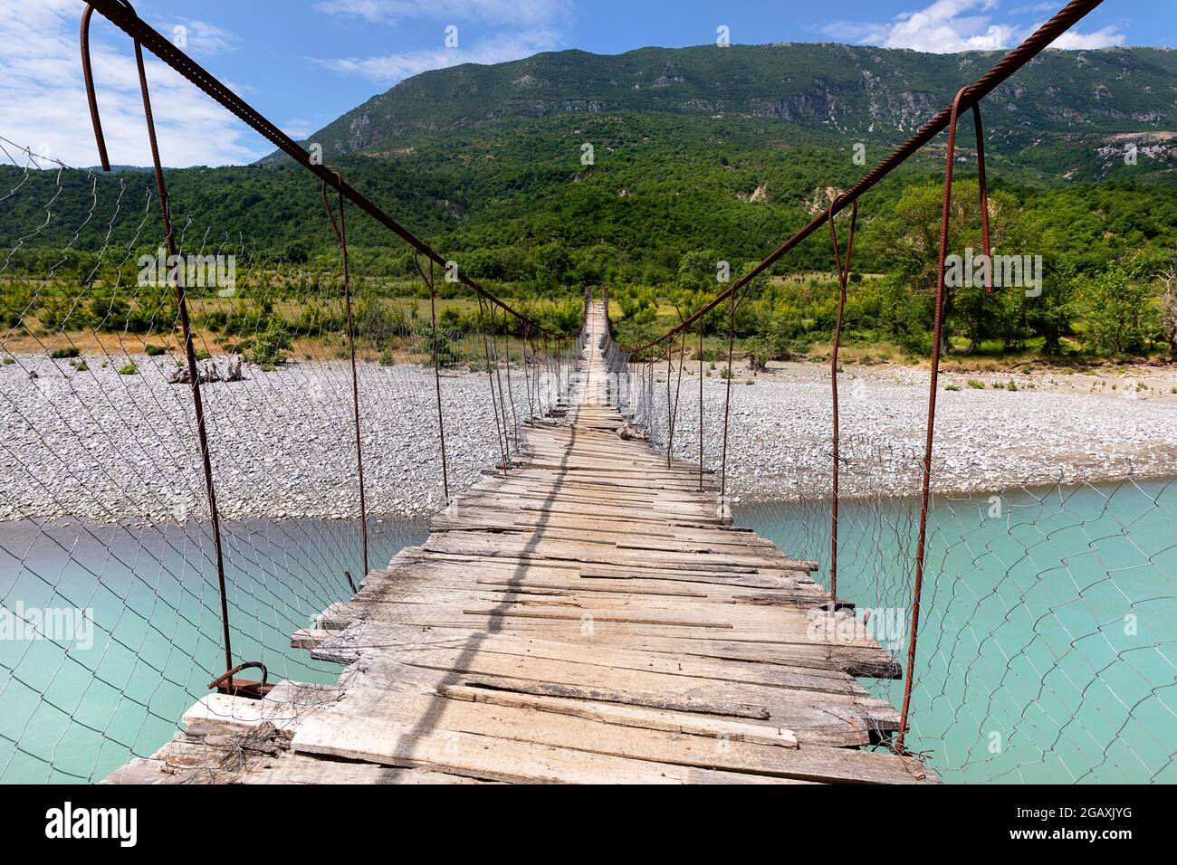 Vecchio ponte sospeso sul bellissimo fiume Vjosa, vicino a Çarçovë, montagne Nemërçka, quartiere Gjirokastra, albania Foto Stock