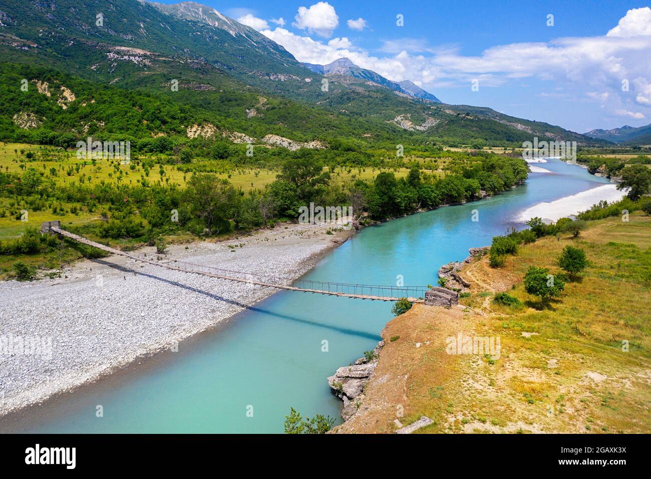 Vecchio ponte sospeso sul bellissimo fiume Vjosa, vicino a Çarçovë, montagne Nemërçka, quartiere Gjirokastra, albania Foto Stock
