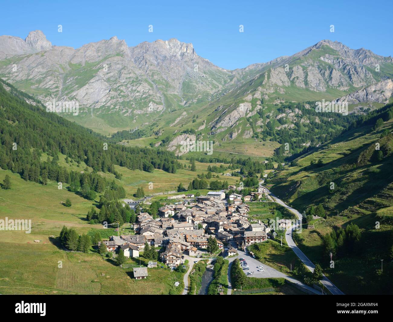 VISTA AEREA. Il paese più alto (1830 m s.l.m.) della Val Mariata sul versante italiano del Passo dell'Agnel. Chianale, Provincia di Cuneo, Piemonte, Italia. Foto Stock