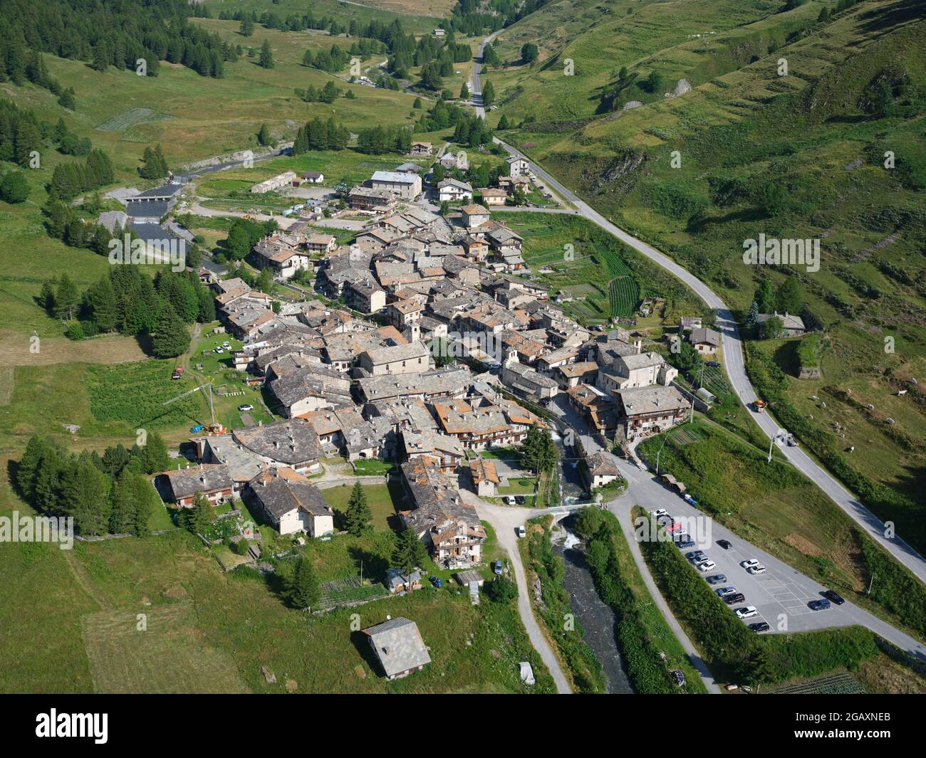 VISTA AEREA. Il paese più alto (1830 m s.l.m.) della Val Mariata sul versante italiano del Passo dell'Agnel. Chianale, Provincia di Cuneo, Piemonte, Italia. Foto Stock