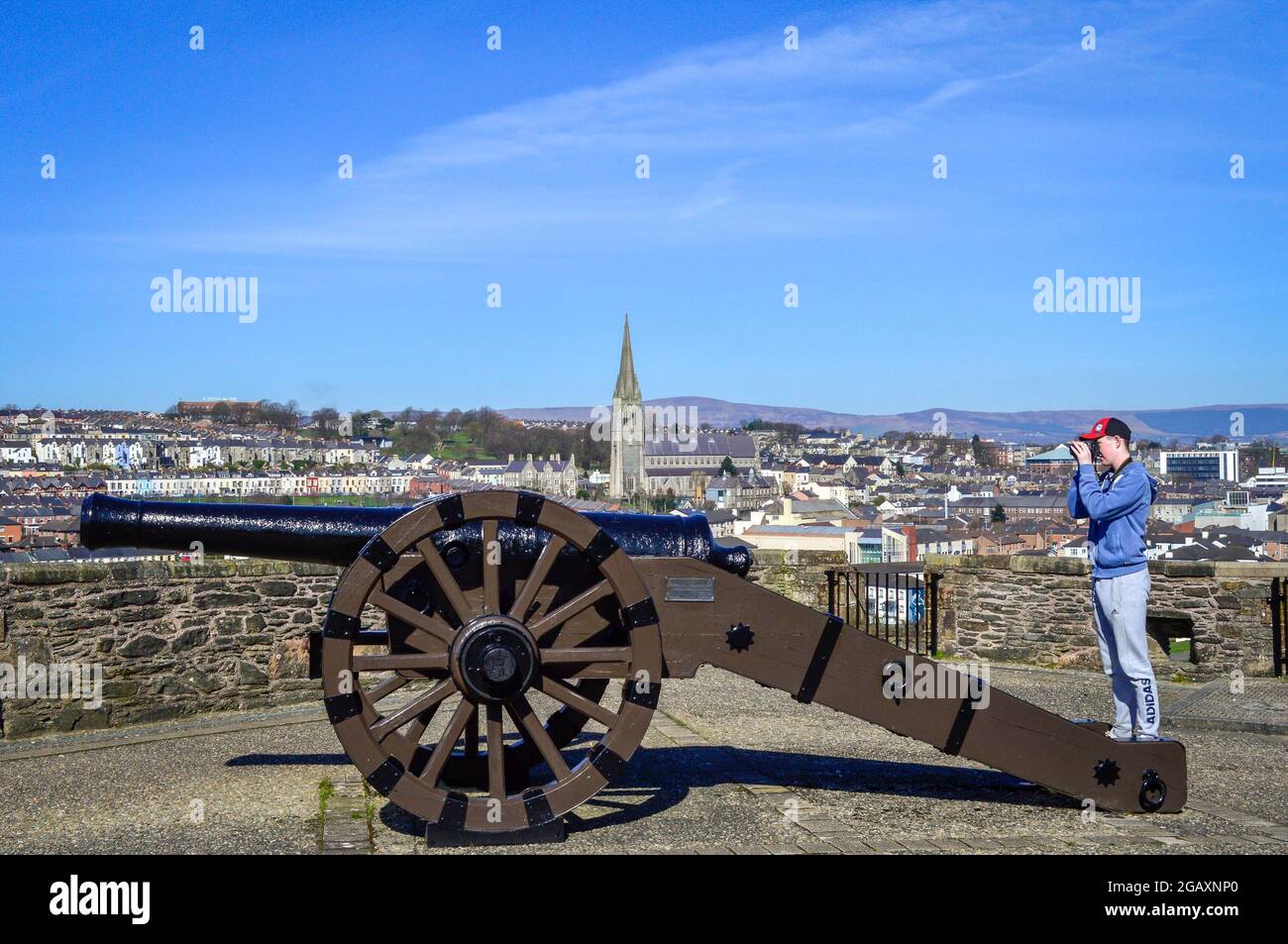 Derry / Londonderry, Regno Unito, marzo 2017. Il cannone restaurato posto sulle Mura della Città di Derry in una giornata di sole. Foto Stock